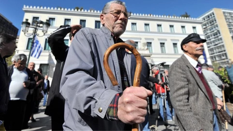 Πώς μπορούν να γλιτώσουν το «ψαλίδι» της σύνταξης οι παράλληλα ασφαλισμένοι